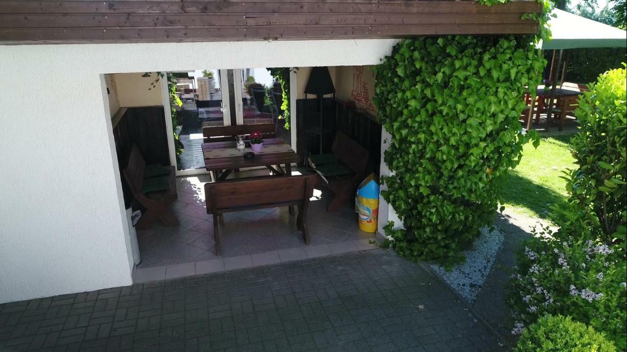 Lübz Pension Zum Lindeneck מראה חיצוני תמונה